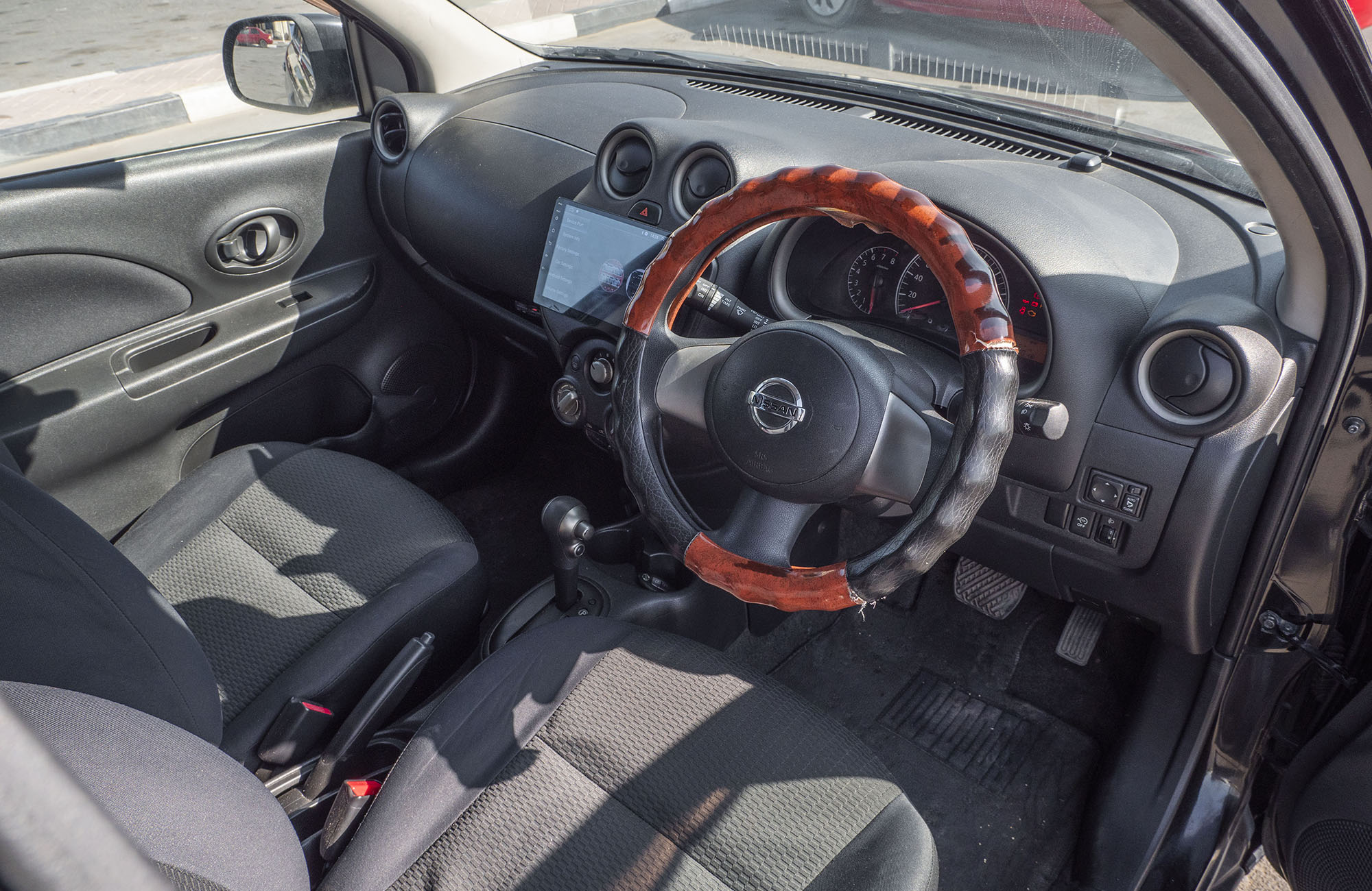 
								Nissan March 2WD 2011 AT full									