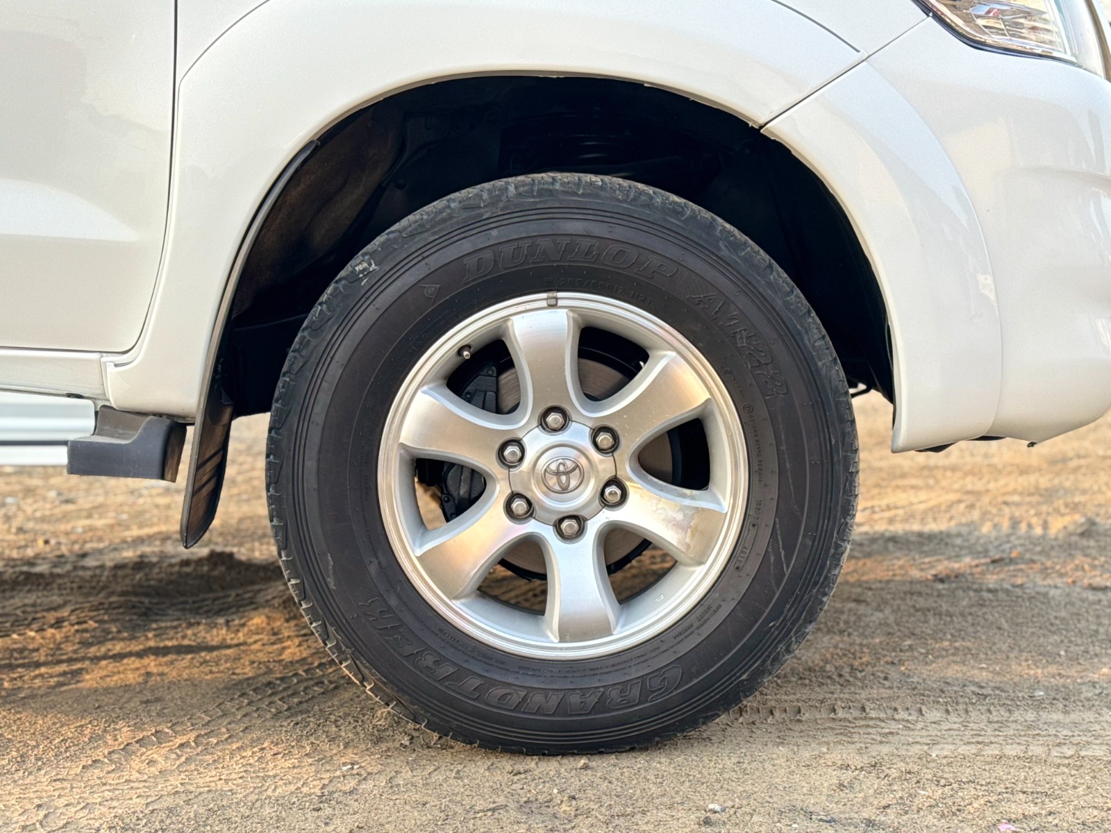 
								Toyota Hilux 4×4 2012 Model AT full									