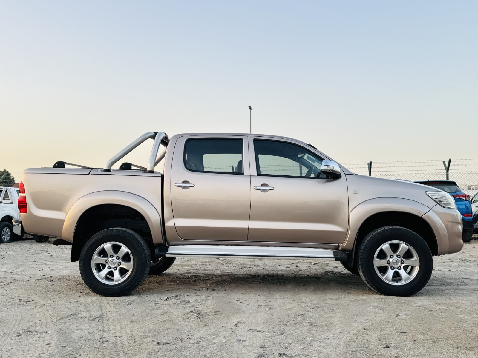 
								Toyota Hilux 2010 AT full									