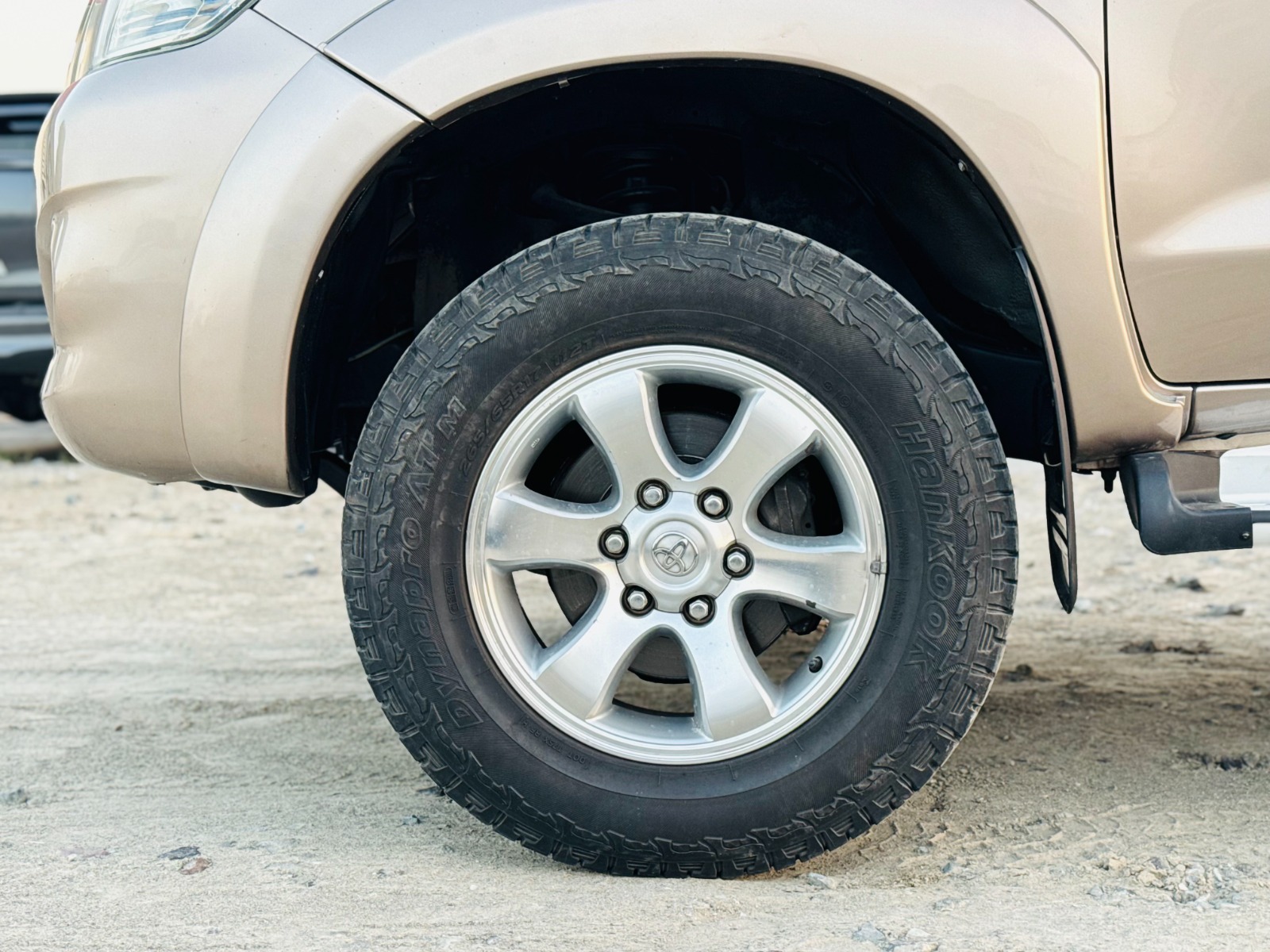 
								Toyota Hilux 2010 AT full									
