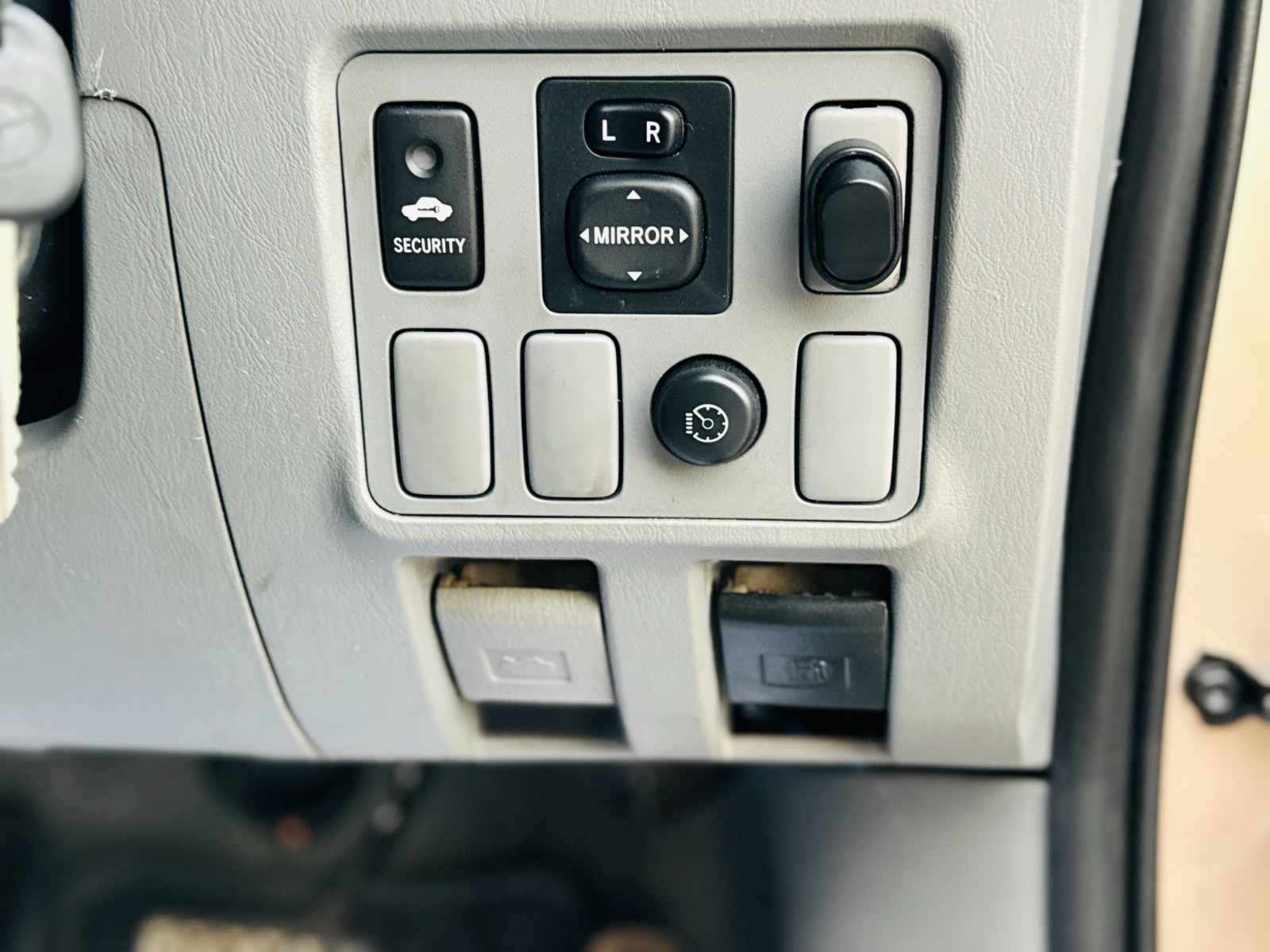 
								Toyota Hilux 2010 AT full									
