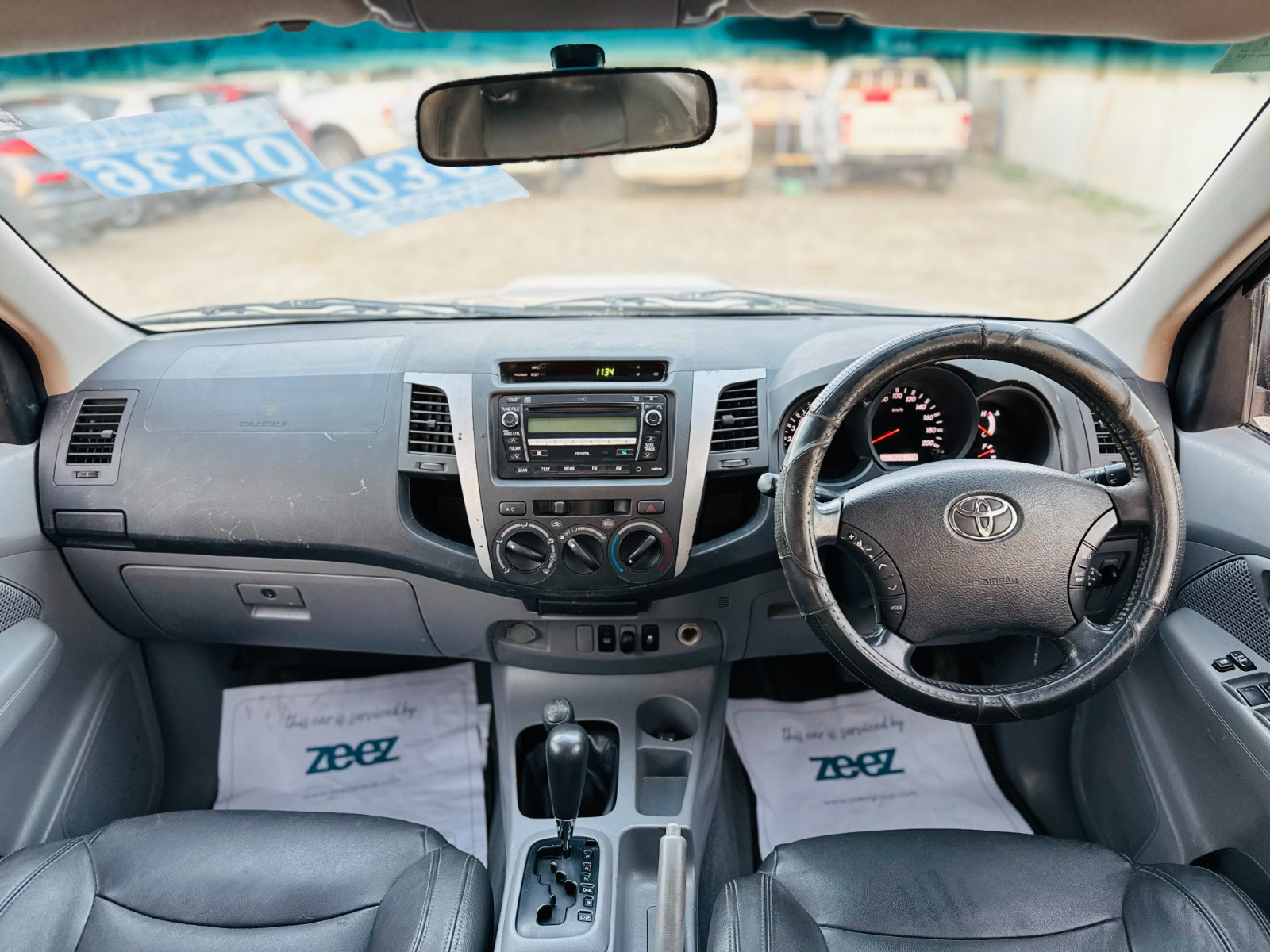 
								Toyota Hilux 2010 AT full									