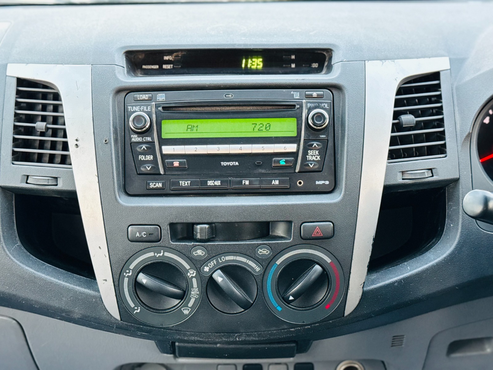 
								Toyota Hilux 2010 AT full									