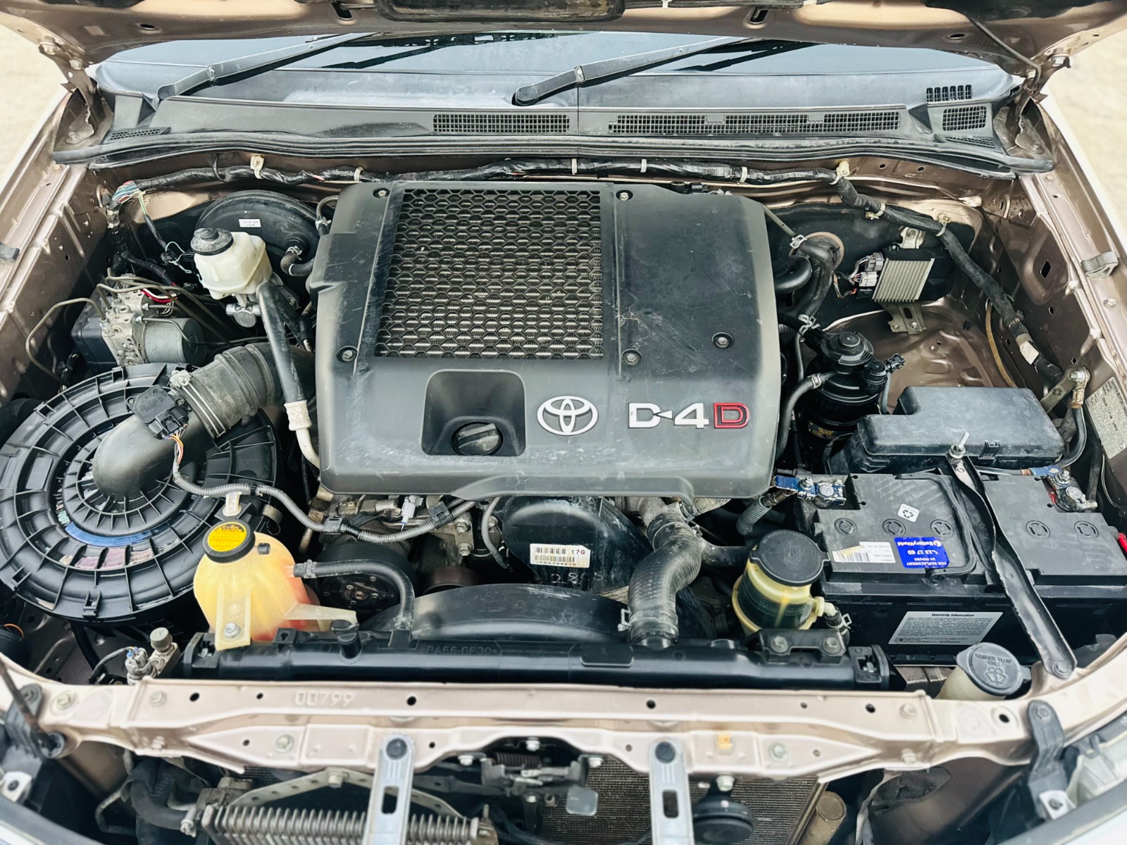 
								Toyota Hilux 2010 AT full									