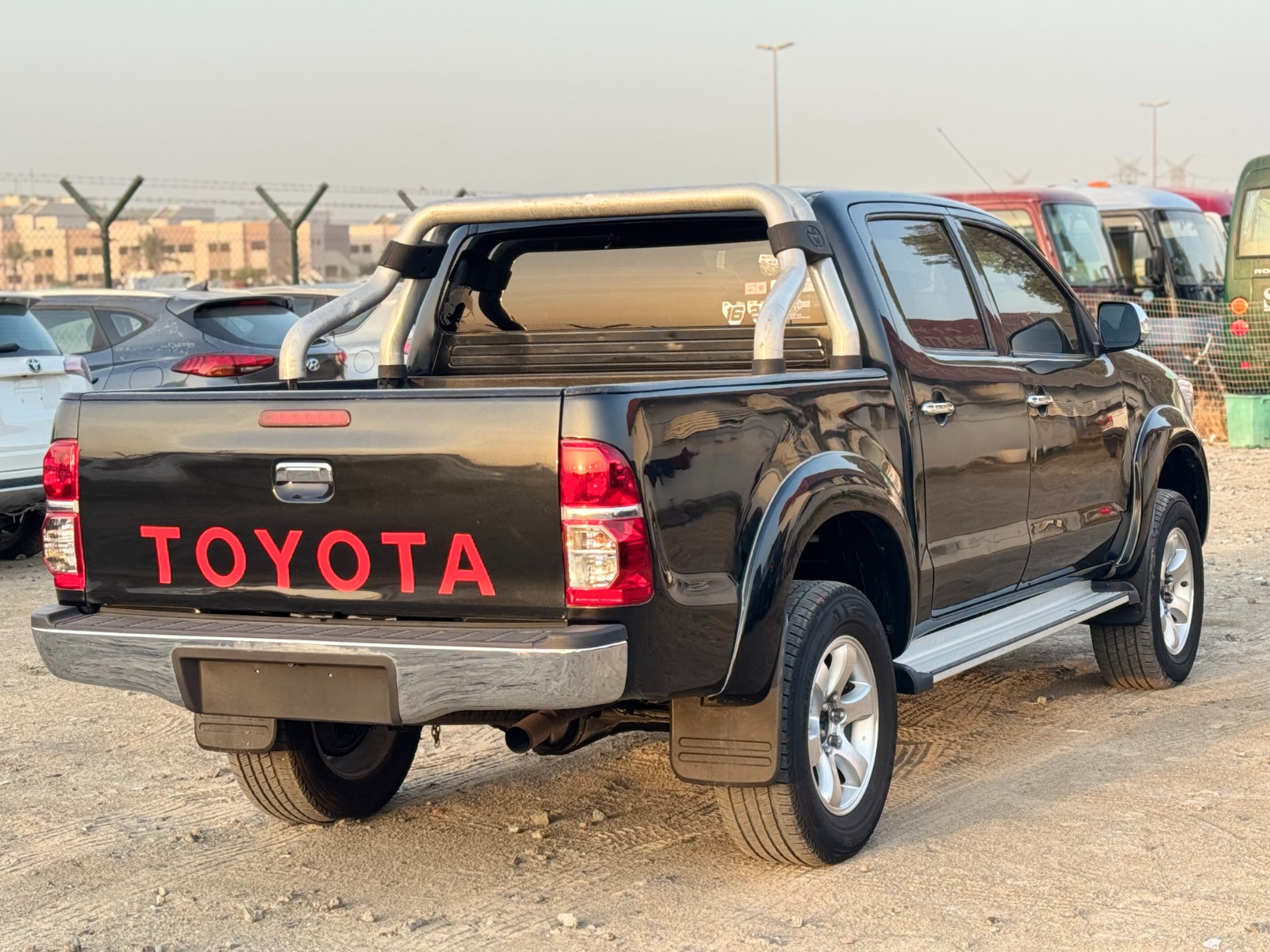 
								Toyota Hilux 2010 Model full									