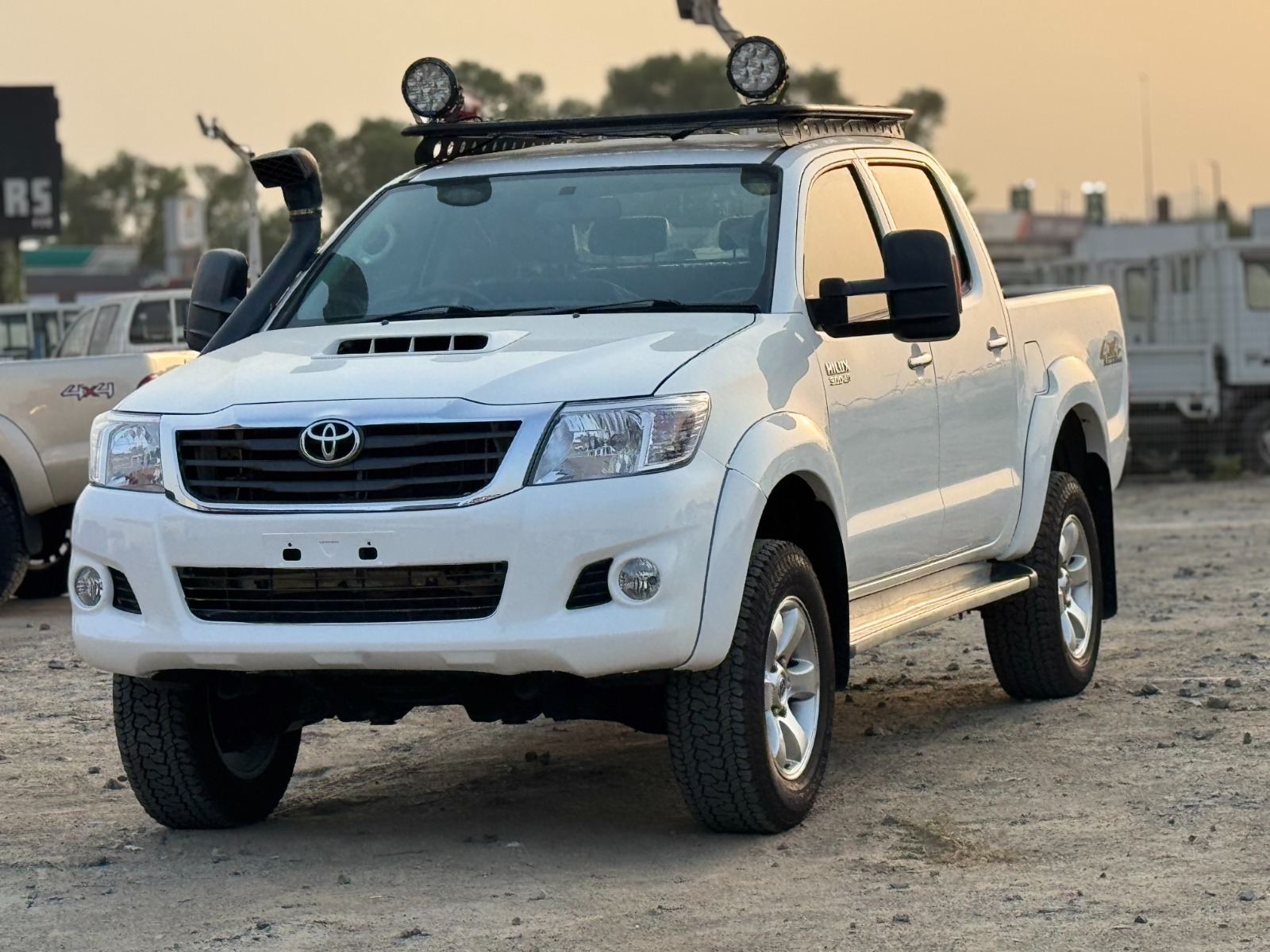 
								Toyota Hilux 2015 Model full									