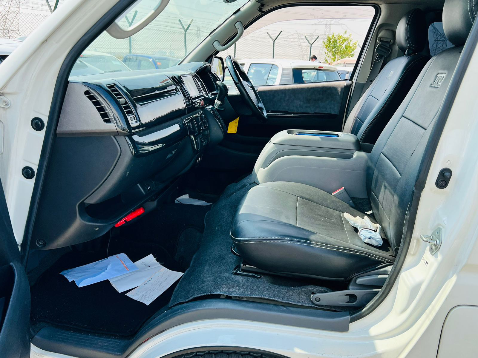 
								Toyoto Hiace Super GL Model 2008 full									