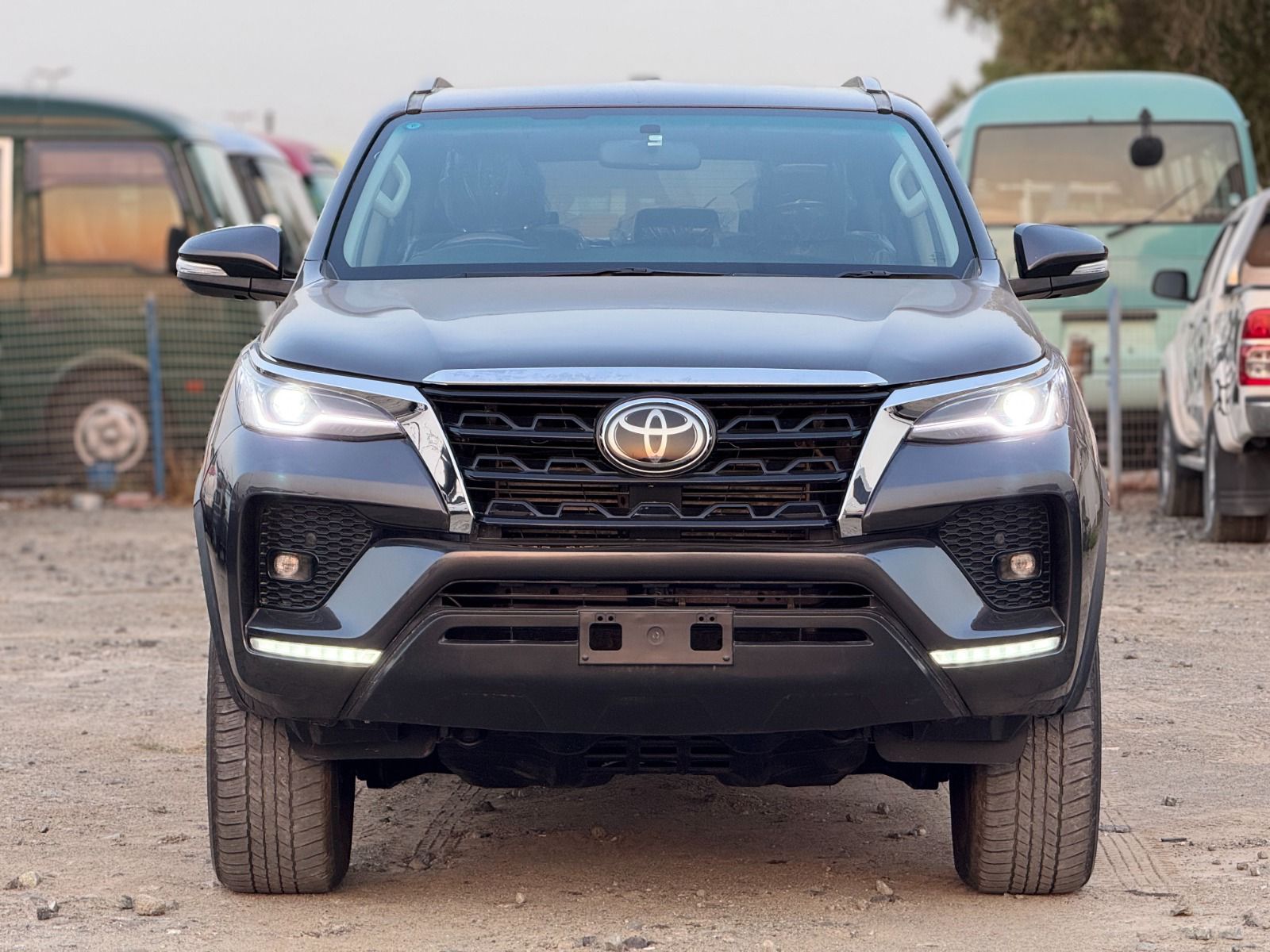 
								Toyota Fortuner Diesel Model 2017 full									