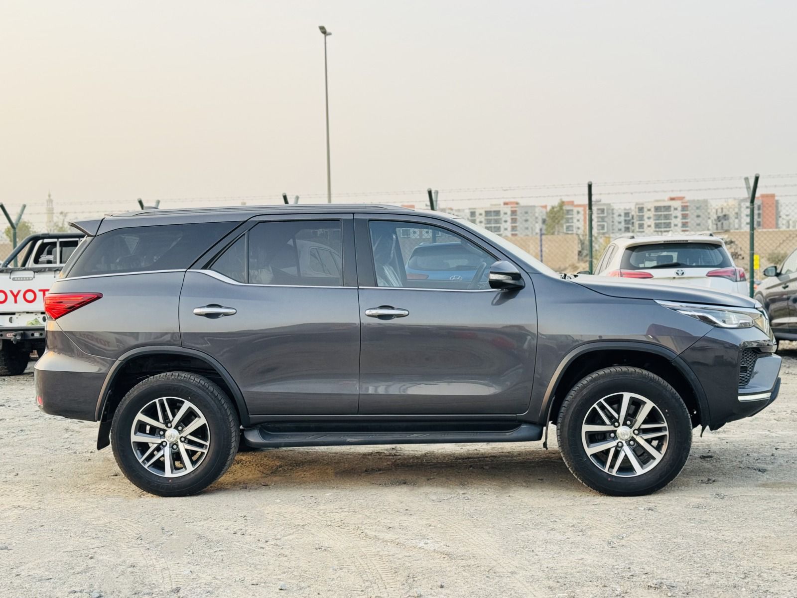 
								Toyota Fortuner Diesel Model 2017 full									